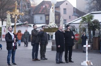 Zagreb: Muškarci na Trgu bana Josipa Jelačića mole krunicu