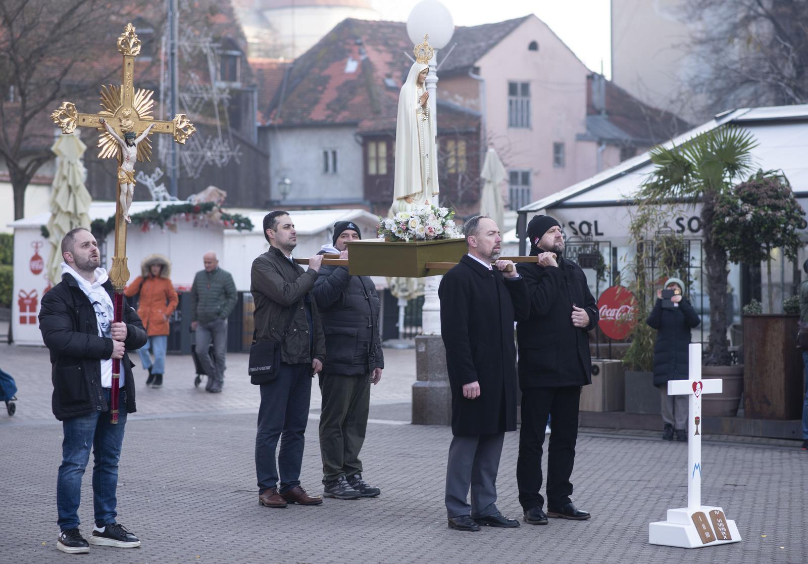 Zagreb: Muškarci na Trgu bana Josipa Jelačića mole krunicu