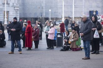 Zagreb: Muškarci na Trgu bana Josipa Jelačića mole krunicu