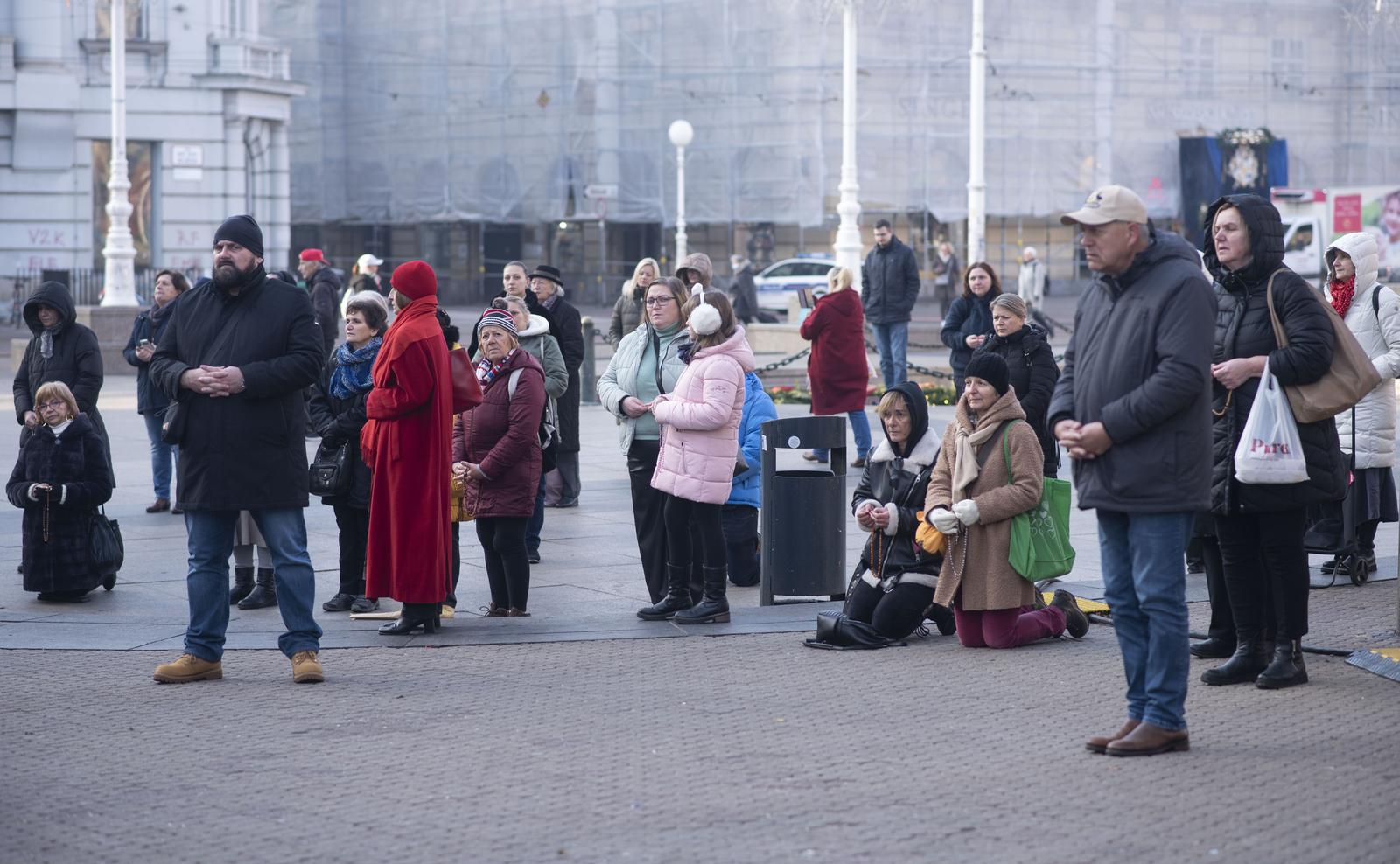 Zagreb: Muškarci na Trgu bana Josipa Jelačića mole krunicu