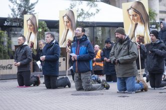 Zagreb: Muškarci na Trgu bana Josipa Jelačića mole krunicu