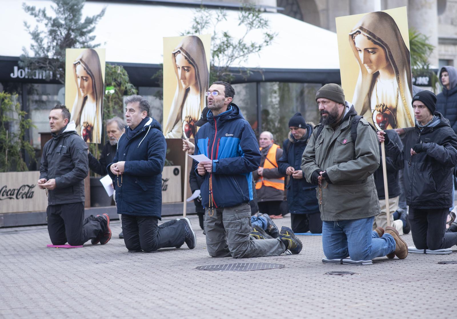 Zagreb: Muškarci na Trgu bana Josipa Jelačića mole krunicu