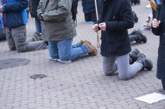 Zagreb: Muškarci na Trgu bana Josipa Jelačića mole krunicu