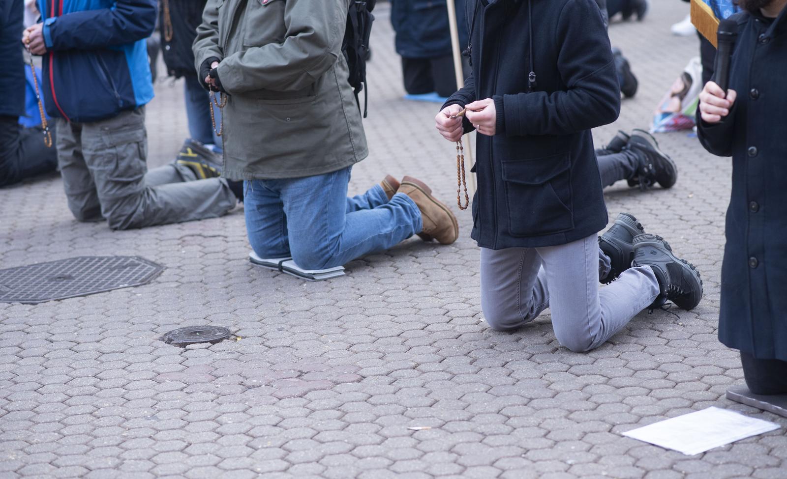 Zagreb: Muškarci na Trgu bana Josipa Jelačića mole krunicu