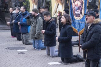 Zagreb: Muškarci na Trgu bana Josipa Jelačića mole krunicu