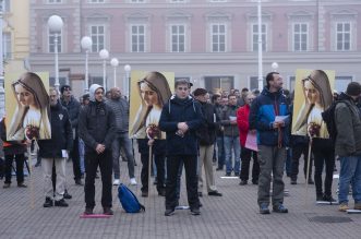 Zagreb: Muškarci na Trgu bana Josipa Jelačića mole krunicu