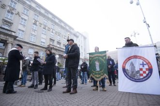 Zagreb: Muškarci na Trgu bana Josipa Jelačića mole krunicu