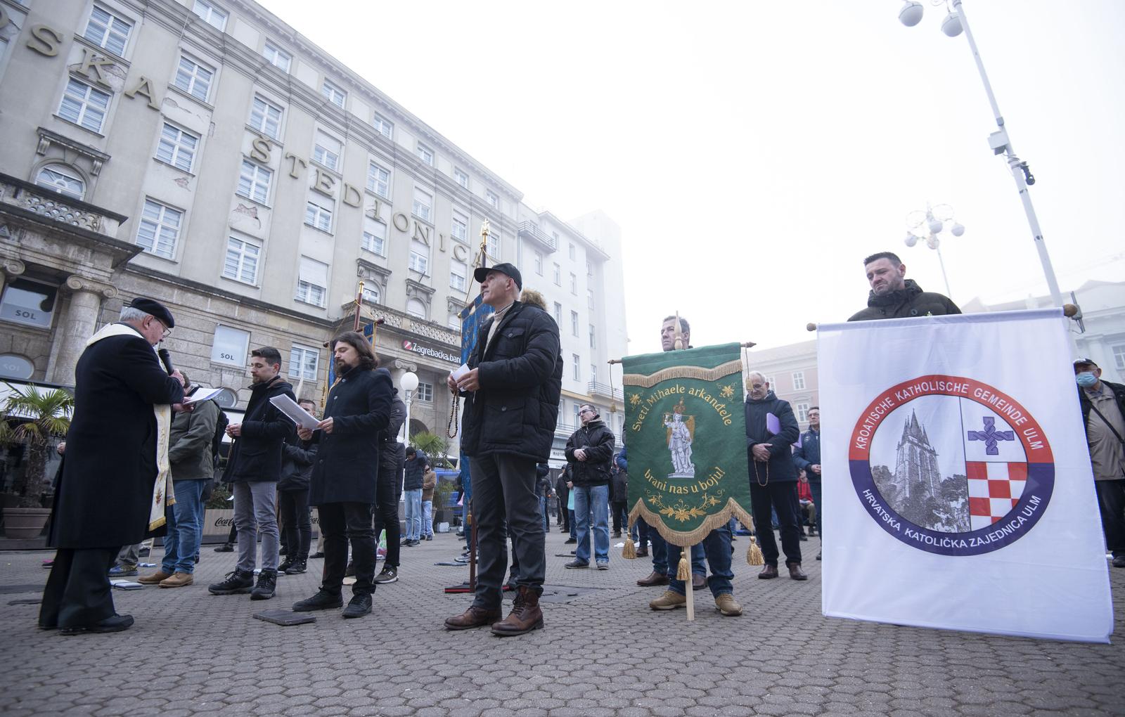 Zagreb: Muškarci na Trgu bana Josipa Jelačića mole krunicu