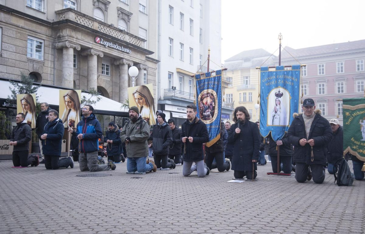 Zagreb: Muškarci na Trgu bana Josipa Jelačića mole krunicu