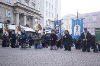 Zagreb: Muškarci na Trgu bana Josipa Jelačića mole krunicu