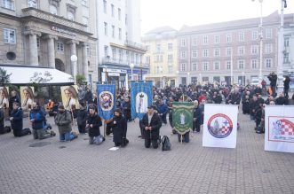 Zagreb: Muškarci na Trgu bana Josipa Jelačića mole krunicu