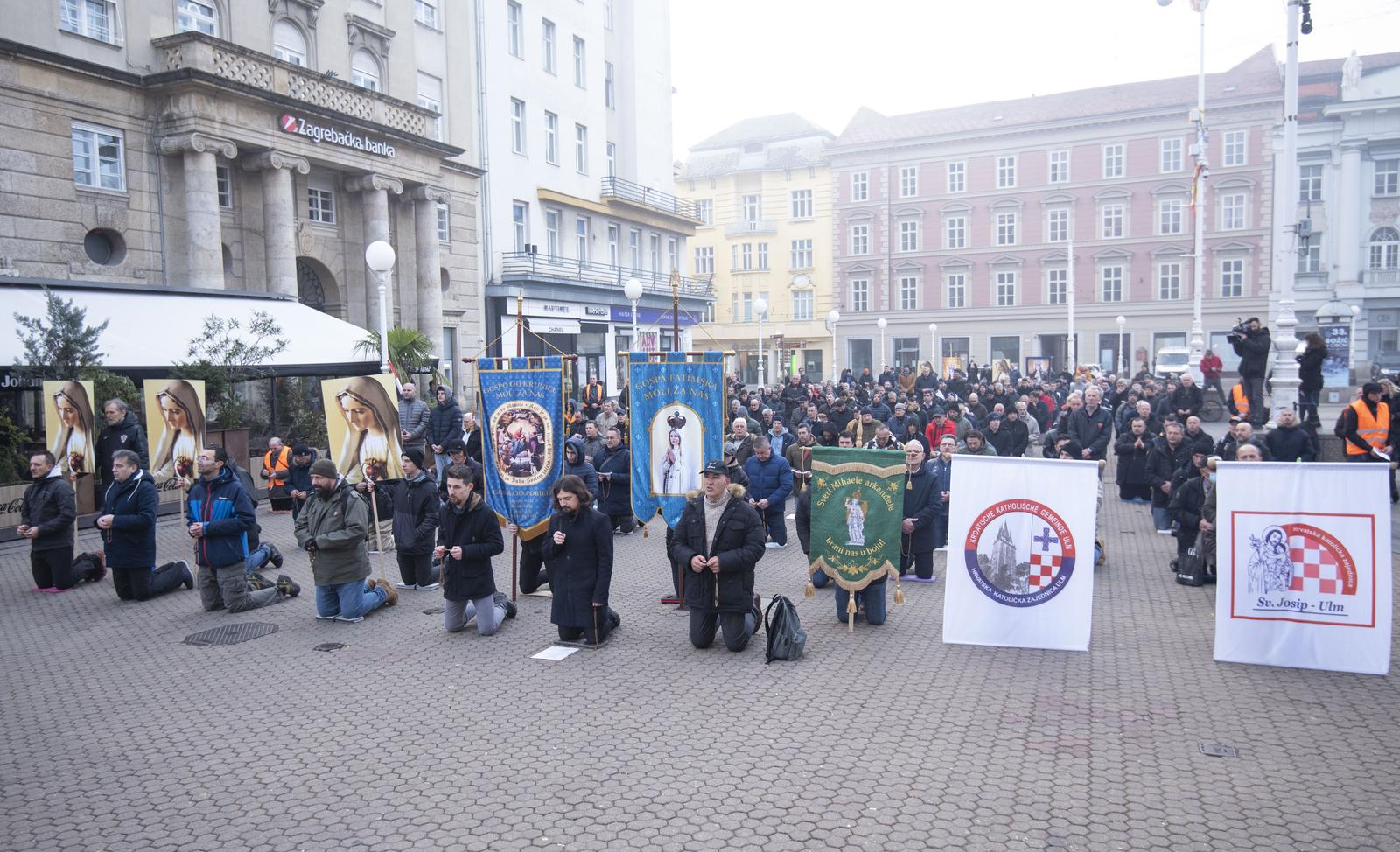 Zagreb: Muškarci na Trgu bana Josipa Jelačića mole krunicu