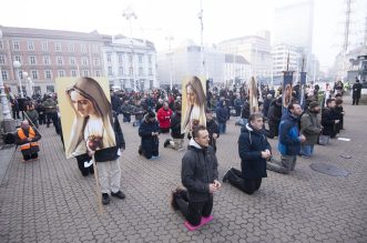 Zagreb: Muškarci na Trgu bana Josipa Jelačića mole krunicu