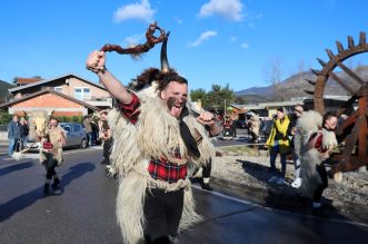 Grobnički dondolaši u svom pohodu stigli u centar Dražica