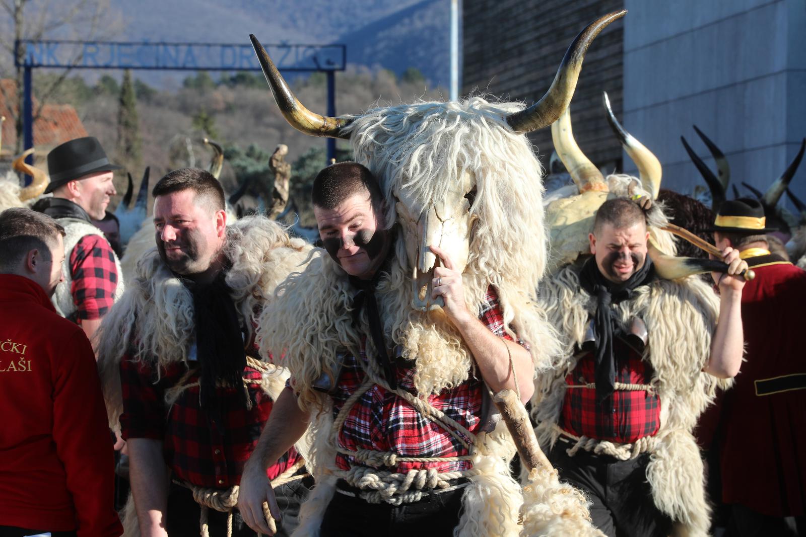 Grobnički dondolaši u svom pohodu stigli u centar Dražica Grobnički dondolaši u svom pohodu stigli u centar Dražica