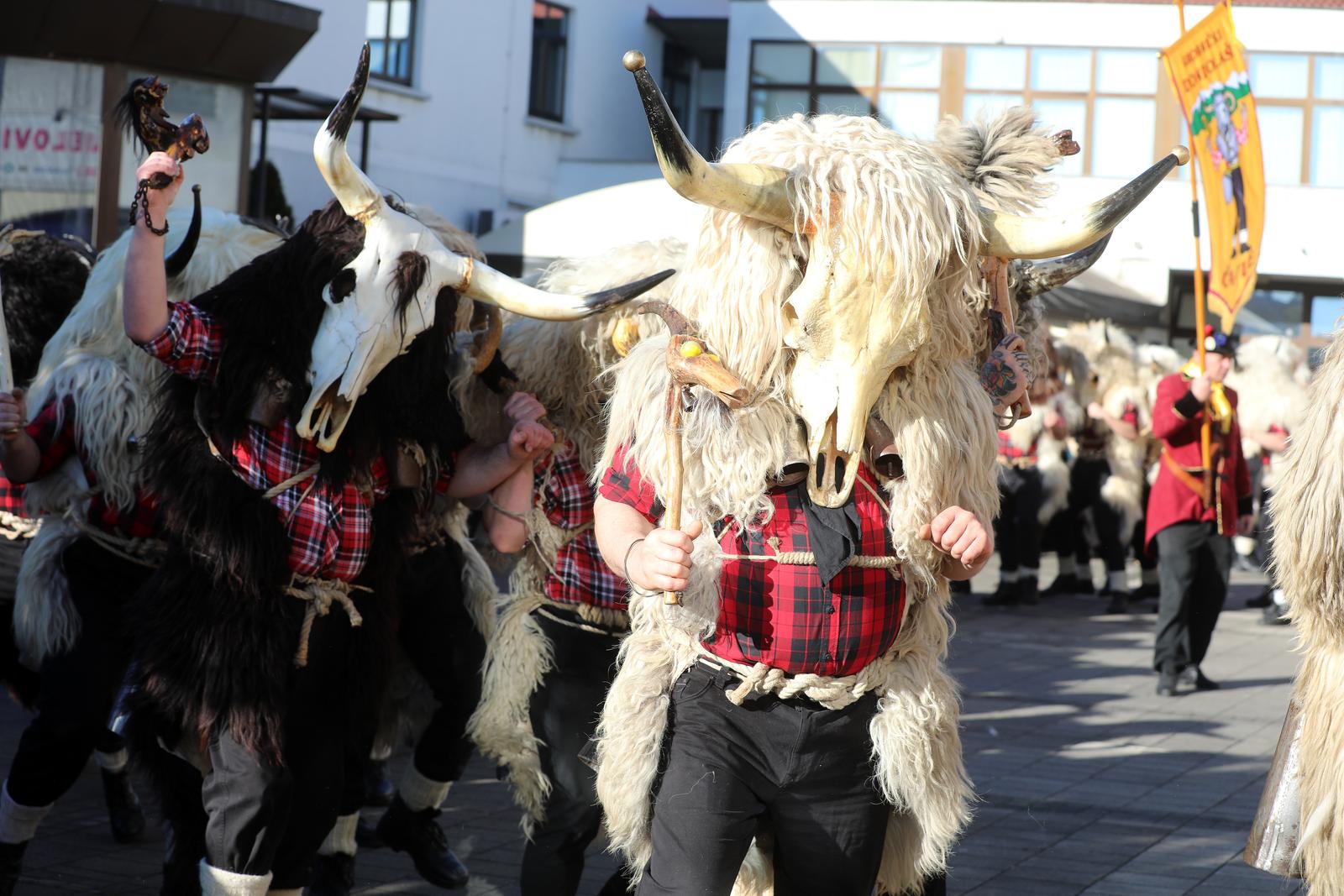 Grobnički dondolaši u svom pohodu stigli u centar Dražica Grobnički dondolaši u svom pohodu stigli u centar Dražica