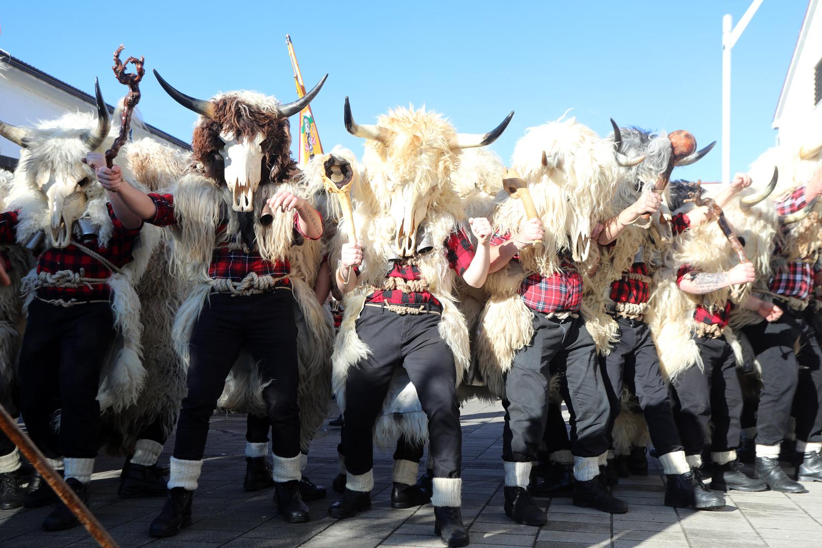 Grobnički dondolaši u svom pohodu stigli u centar Dražica Grobnički dondolaši u svom pohodu stigli u centar Dražica