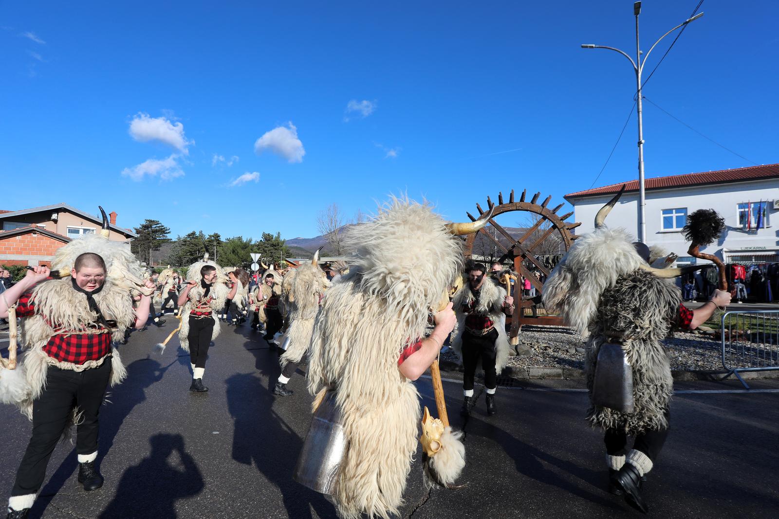Grobnički dondolaši u svom pohodu stigli u centar Dražica Grobnički dondolaši u svom pohodu stigli u centar Dražica