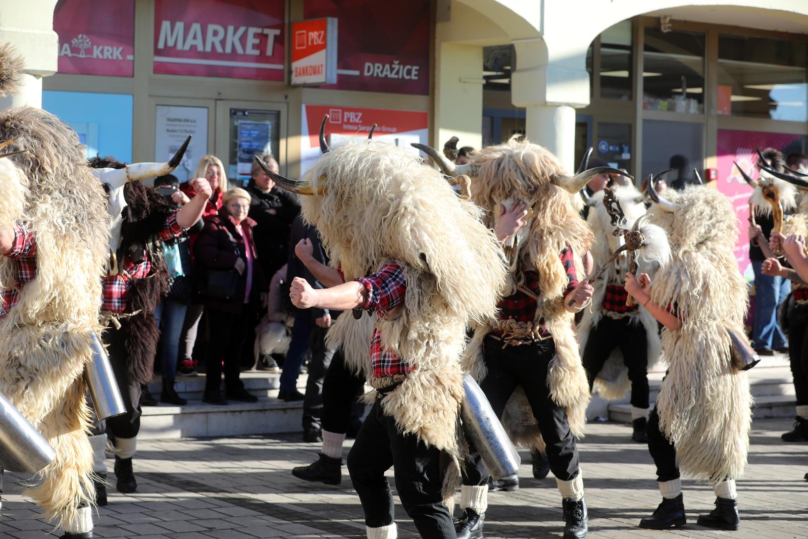 Grobnički dondolaši u svom pohodu stigli u centar Dražica Grobnički dondolaši u svom pohodu stigli u centar Dražica