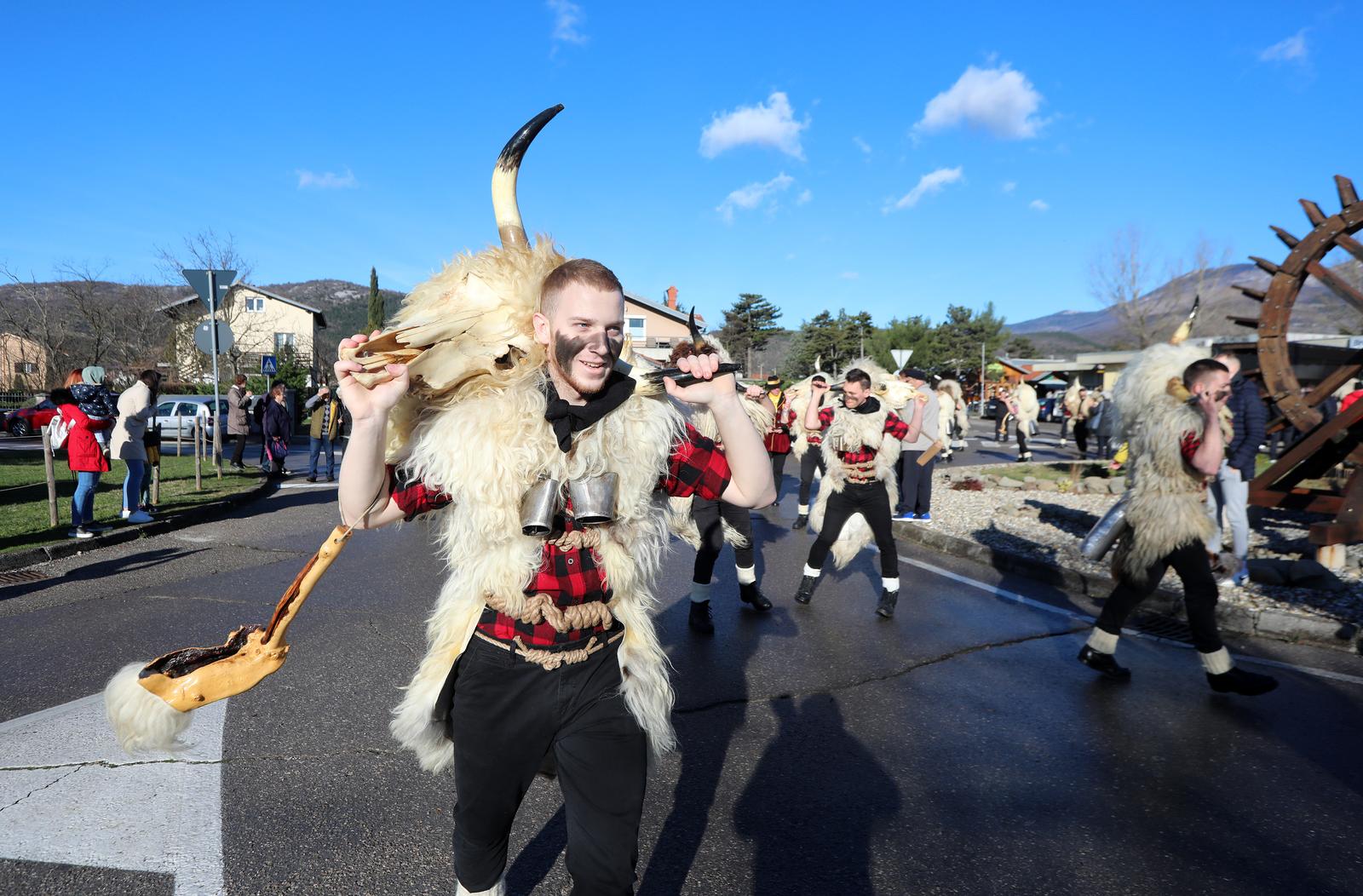 Grobnički dondolaši u svom pohodu stigli u centar Dražica Grobnički dondolaši u svom pohodu stigli u centar Dražica