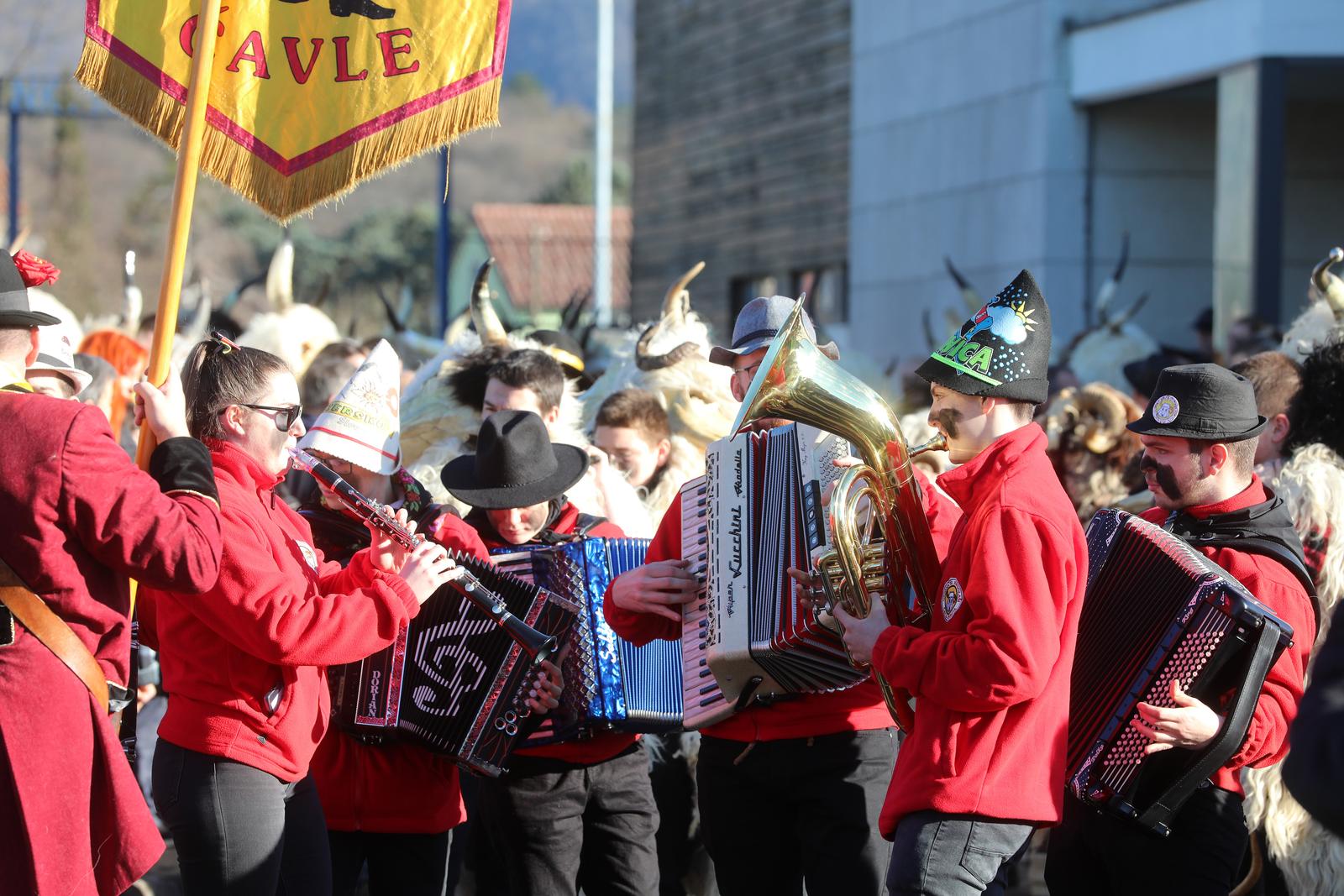 Grobnički dondolaši u svom pohodu stigli u centar Dražica Grobnički dondolaši u svom pohodu stigli u centar Dražica