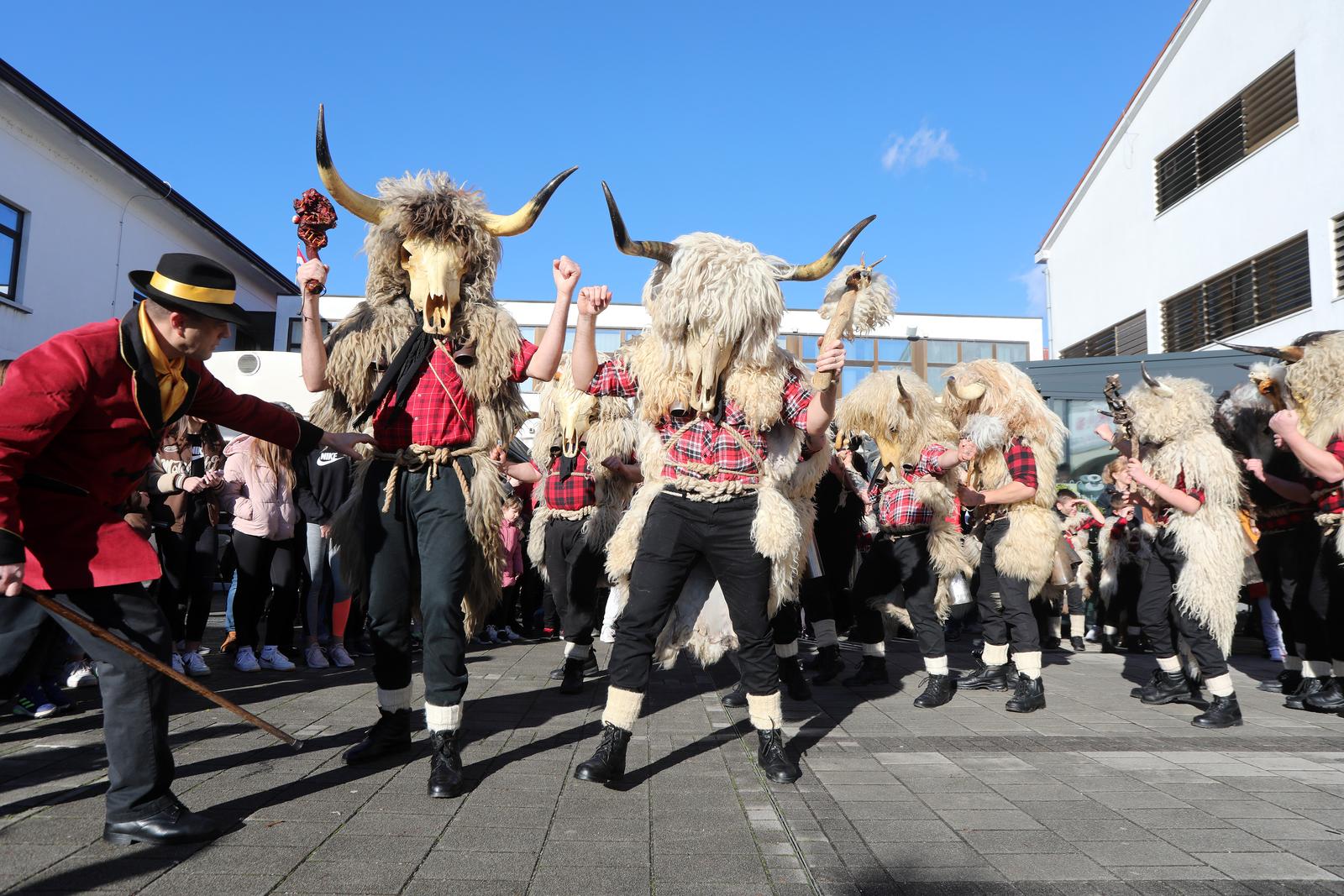 Grobnički dondolaši u svom pohodu stigli u centar Dražica Grobnički dondolaši u svom pohodu stigli u centar Dražica