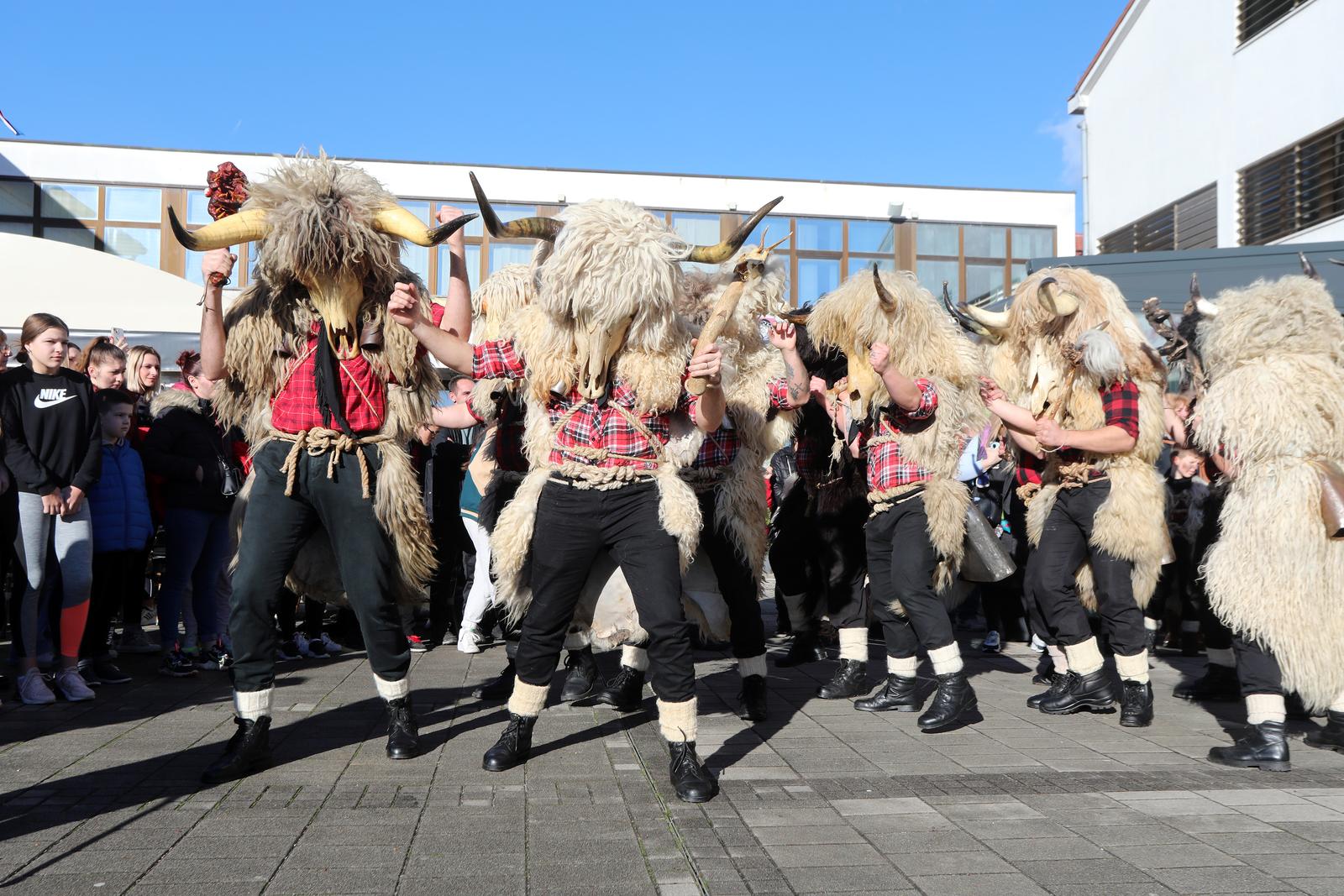 Grobnički dondolaši u svom pohodu stigli u centar Dražica Grobnički dondolaši u svom pohodu stigli u centar Dražica