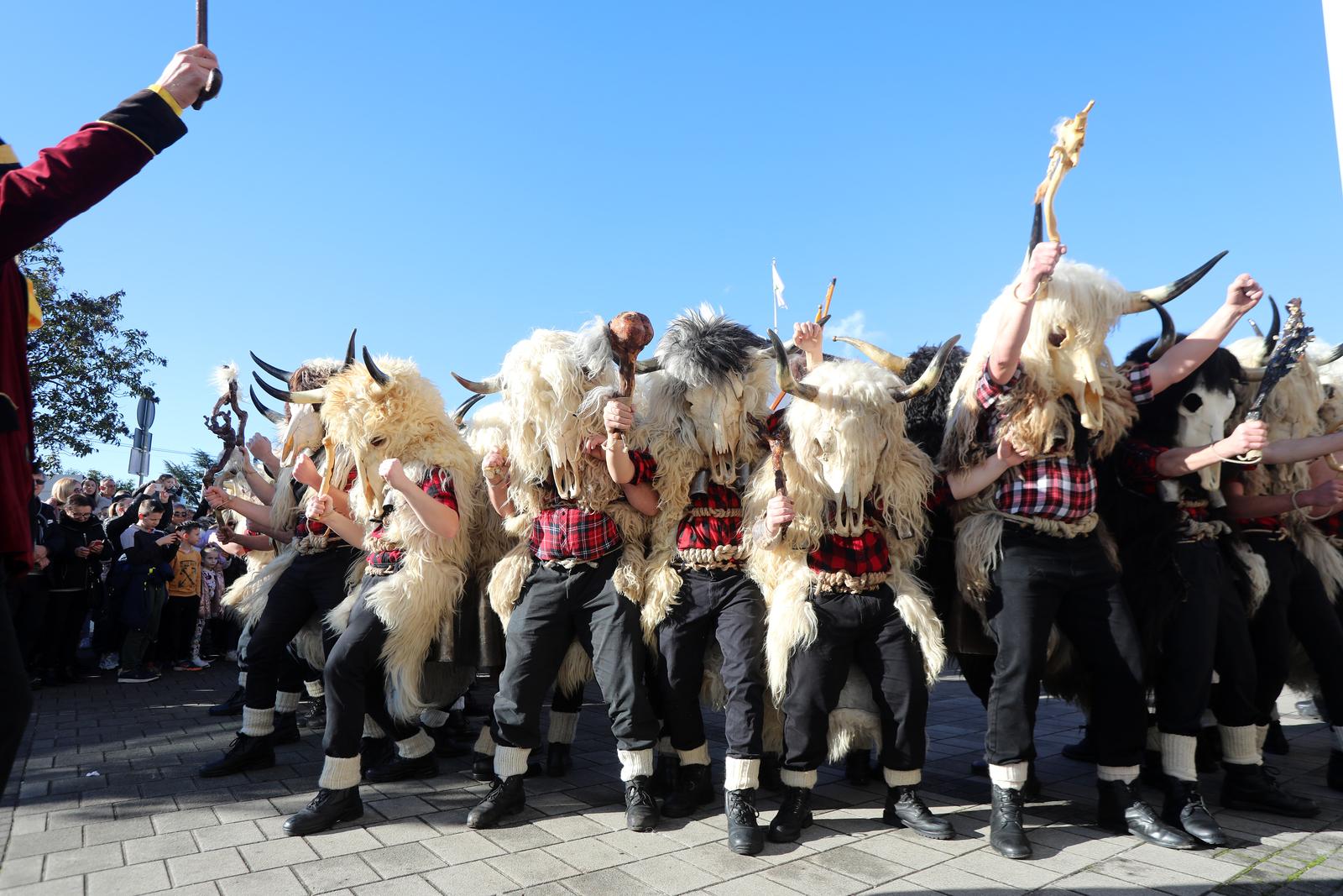 Grobnički dondolaši u svom pohodu stigli u centar Dražica Grobnički dondolaši u svom pohodu stigli u centar Dražica