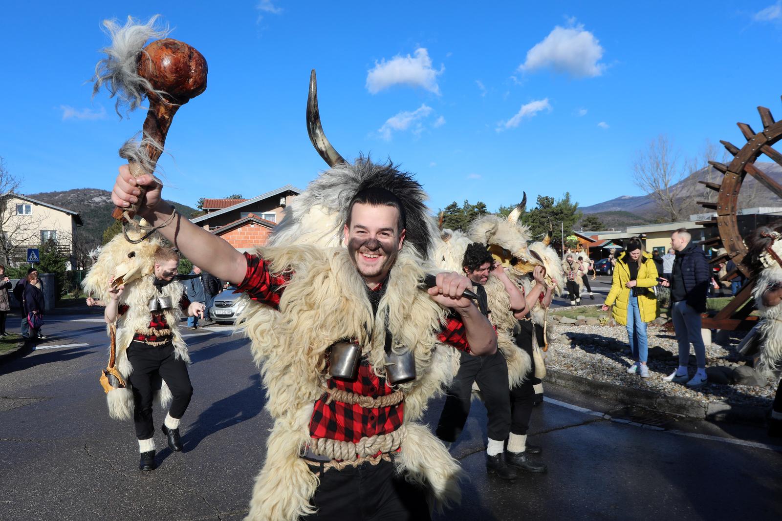Grobnički dondolaši u svom pohodu stigli u centar Dražica Grobnički dondolaši u svom pohodu stigli u centar Dražica