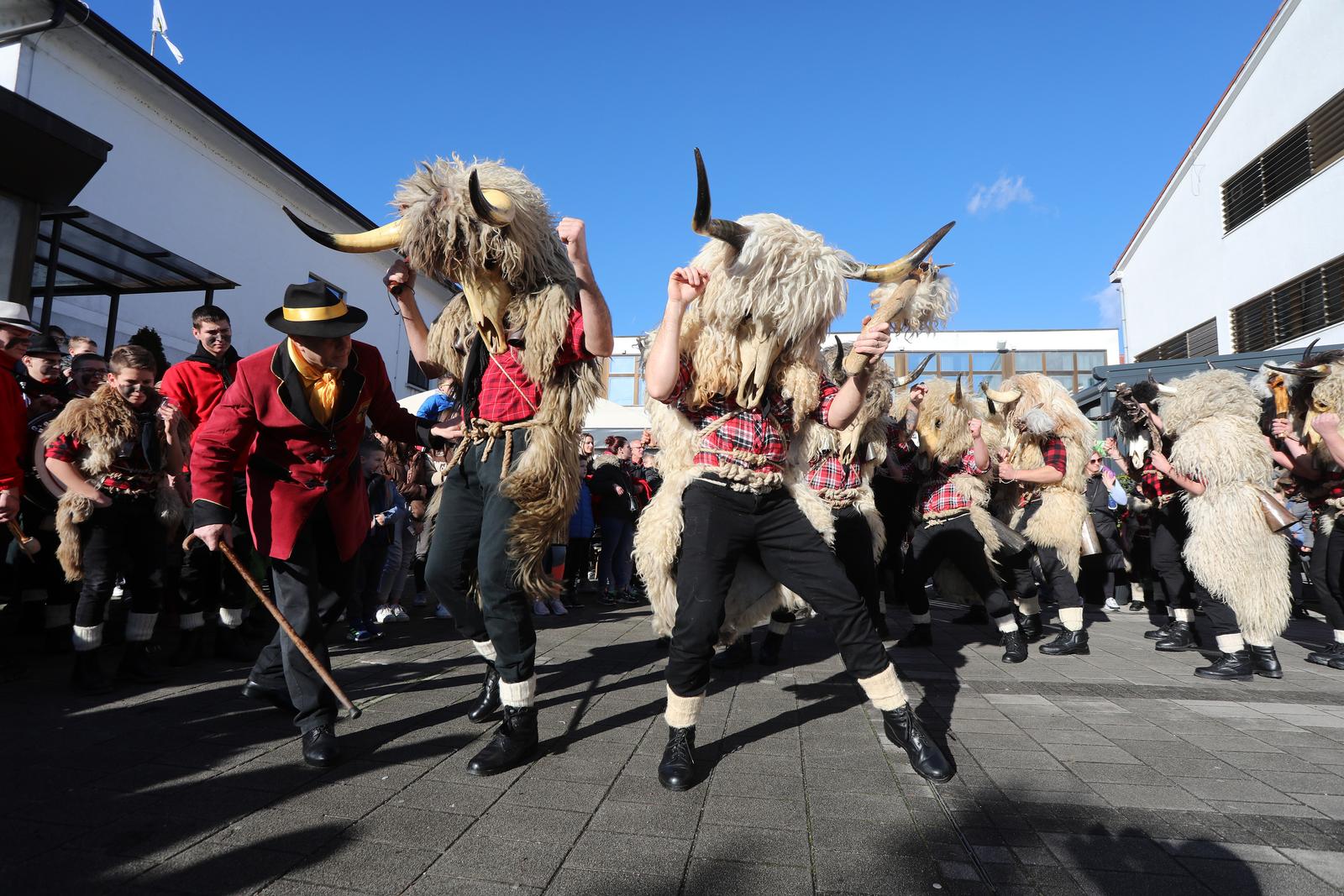 Grobnički dondolaši u svom pohodu stigli u centar Dražica Grobnički dondolaši u svom pohodu stigli u centar Dražica