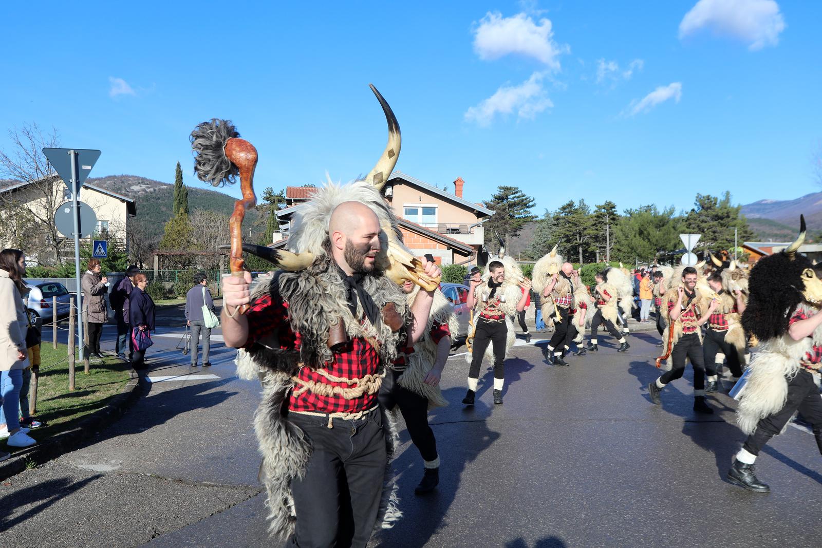 Grobnički dondolaši u svom pohodu stigli u centar Dražica Grobnički dondolaši u svom pohodu stigli u centar Dražica