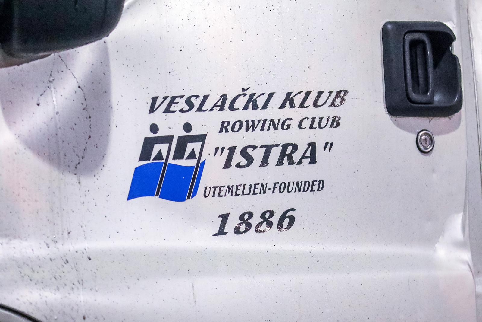 Pula: Vlak na rivi naletio na kombi pa ga gurao više stotina metara Pula: Vlak na rivi naletio na kombi pa ga gurao više stotina metara