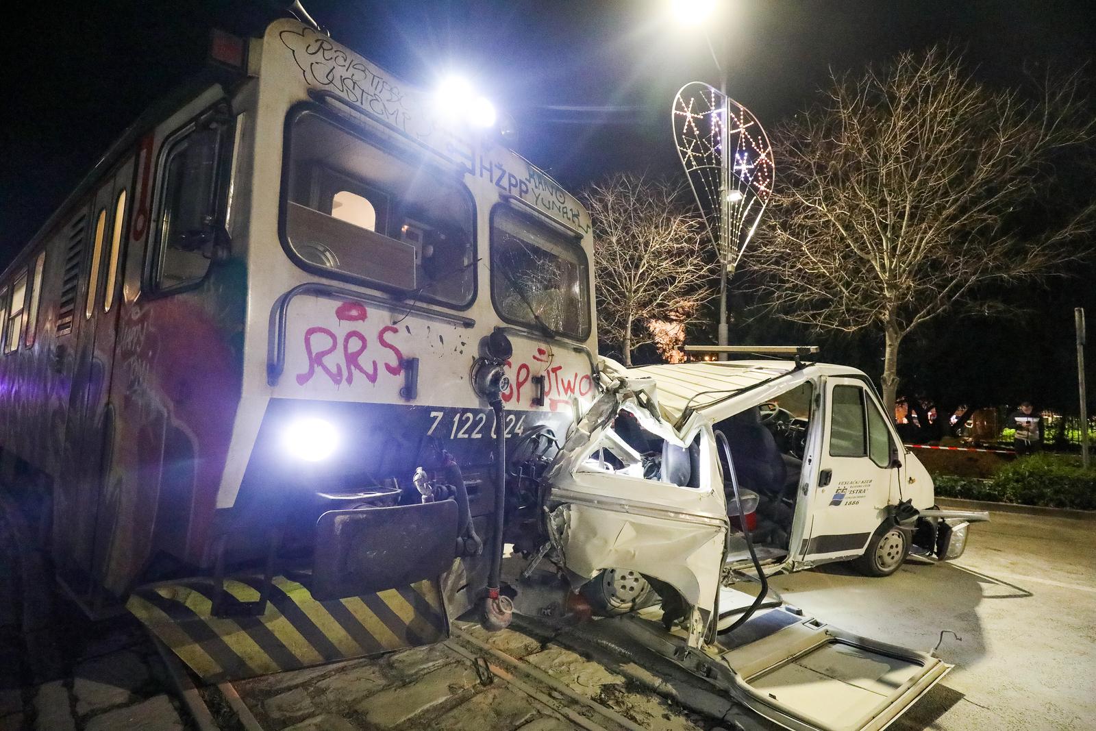 Pula: Vlak na rivi naletio na kombi pa ga gurao više stotina metara Pula: Vlak na rivi naletio na kombi pa ga gurao više stotina metara