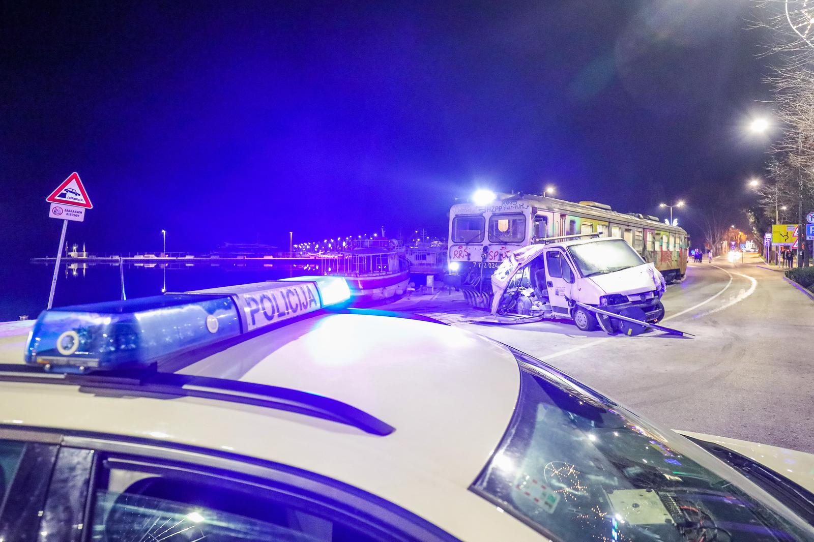 Pula: Vlak na rivi naletio na kombi pa ga gurao više stotina metara Pula: Vlak na rivi naletio na kombi pa ga gurao više stotina metara