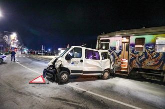 Pula: Vlak na rivi naletio na kombi pa ga gurao više stotina metara