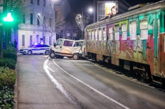 Pula: Vlak na rivi naletio na kombi pa ga gurao više stotina metara