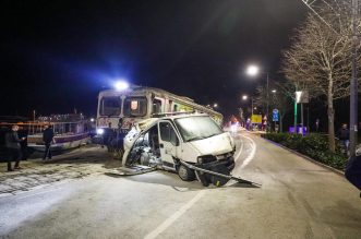 Pula: Vlak na rivi naletio na kombi pa ga gurao više stotina metara