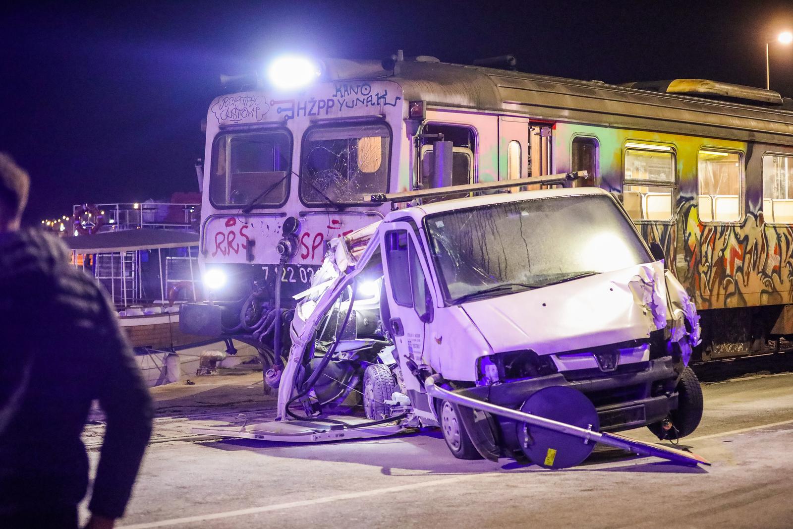 Pula: Vlak na rivi naletio na kombi pa ga gurao više stotina metara Pula: Vlak na rivi naletio na kombi pa ga gurao više stotina metara