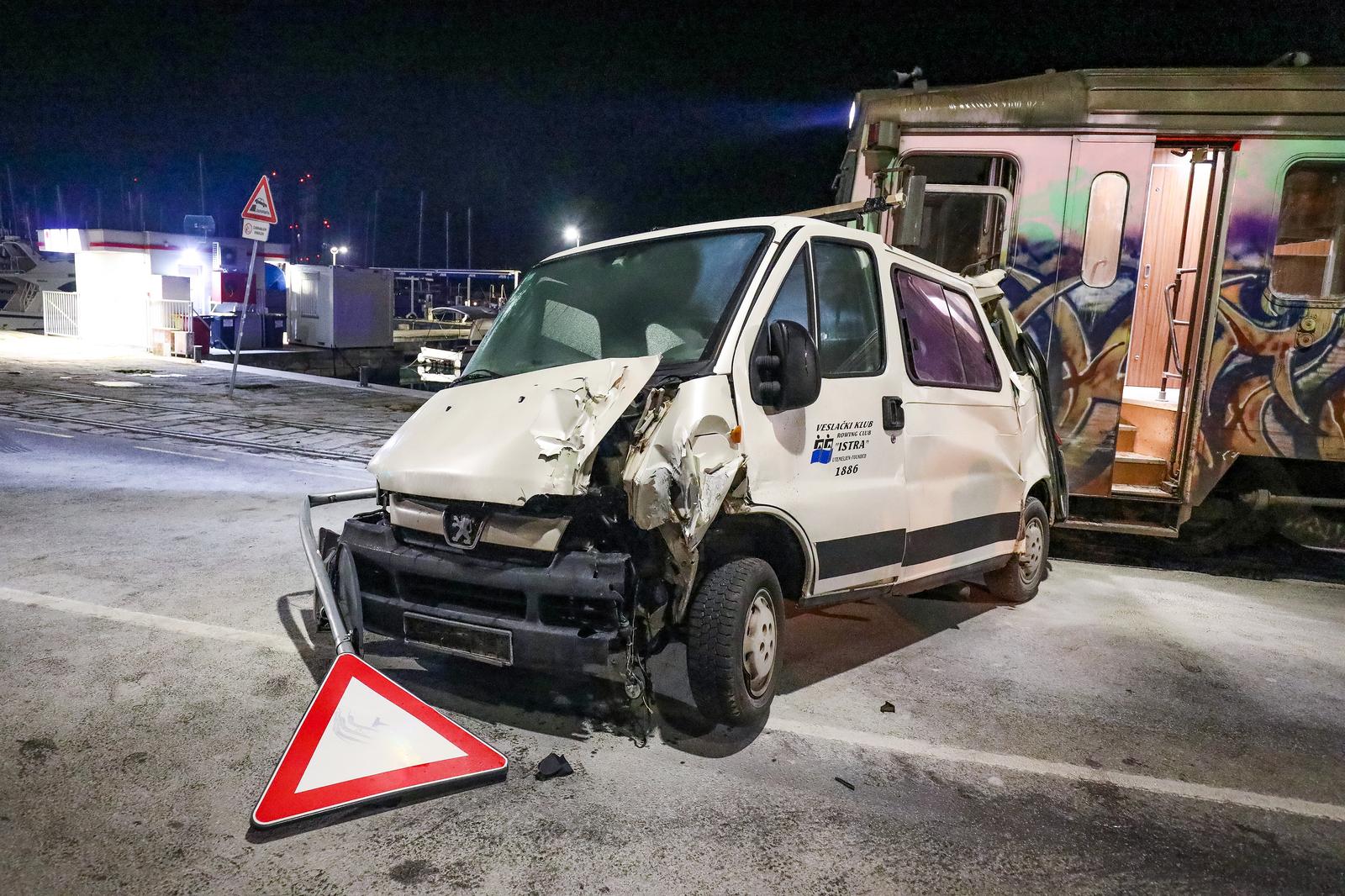 Pula: Vlak na rivi naletio na kombi pa ga gurao više stotina metara Pula: Vlak na rivi naletio na kombi pa ga gurao više stotina metara