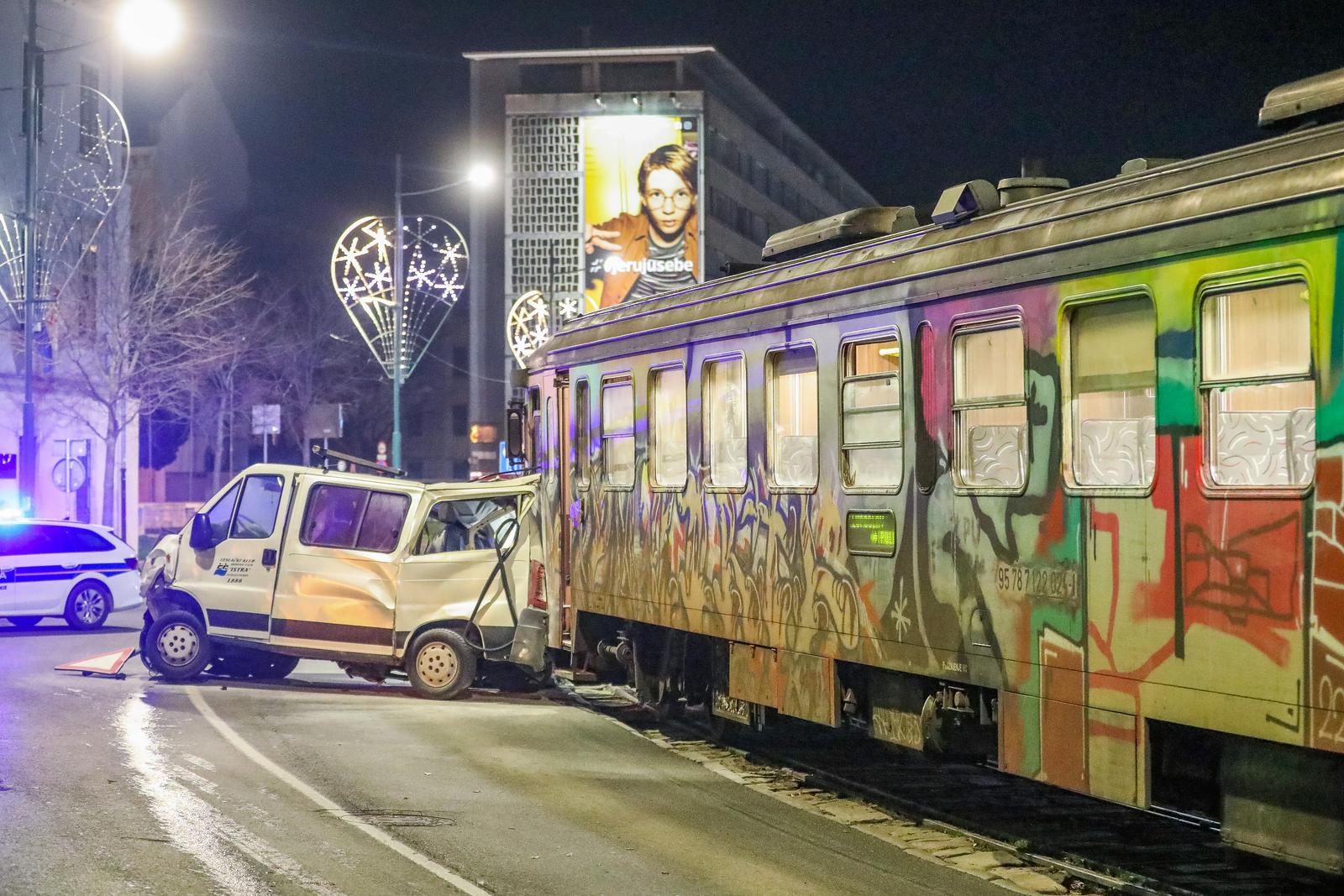 Pula: Vlak na rivi naletio na kombi pa ga gurao više stotina metara Pula: Vlak na rivi naletio na kombi pa ga gurao više stotina metara