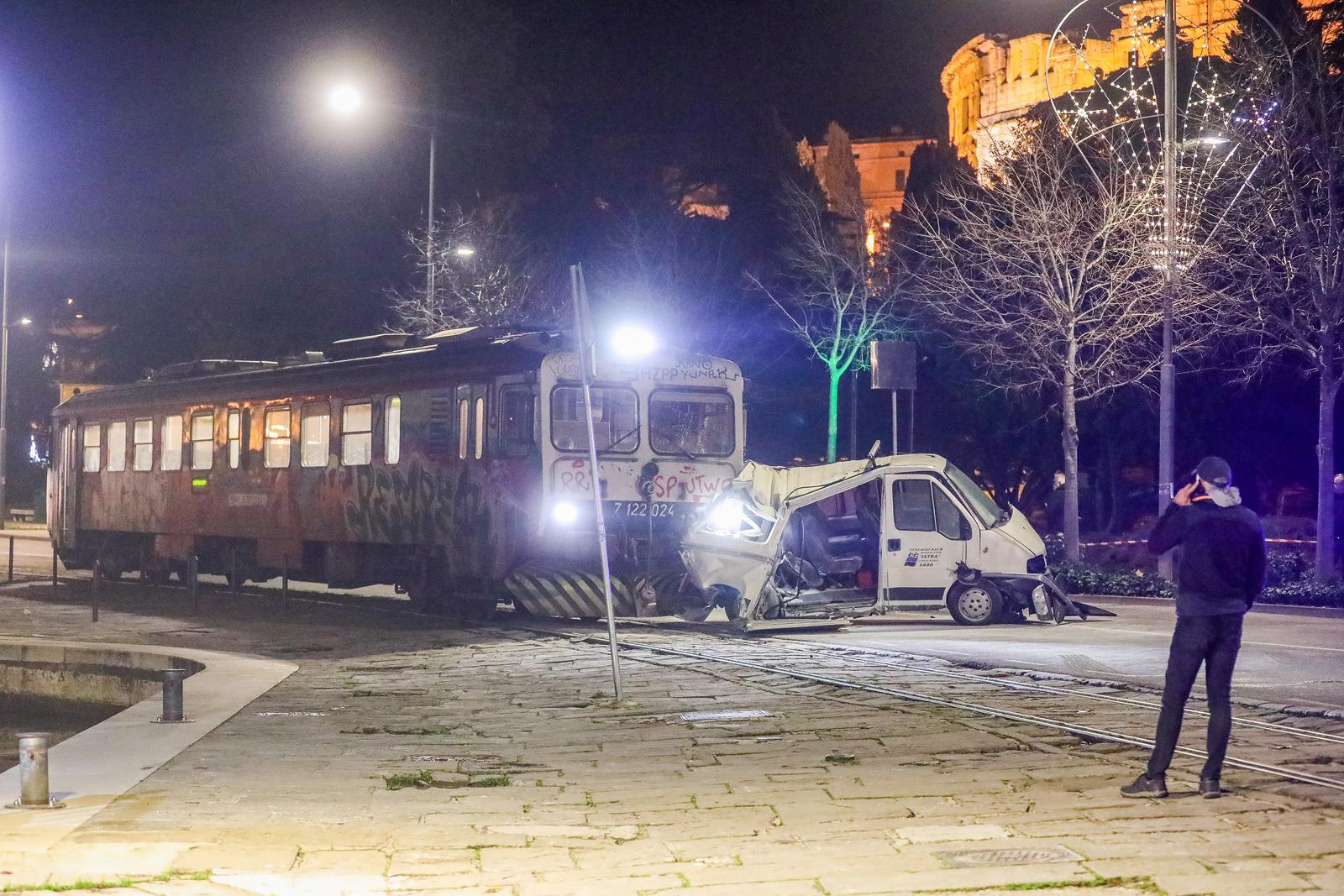 Pula: Vlak na rivi naletio na kombi pa ga gurao više stotina metara Pula: Vlak na rivi naletio na kombi pa ga gurao više stotina metara