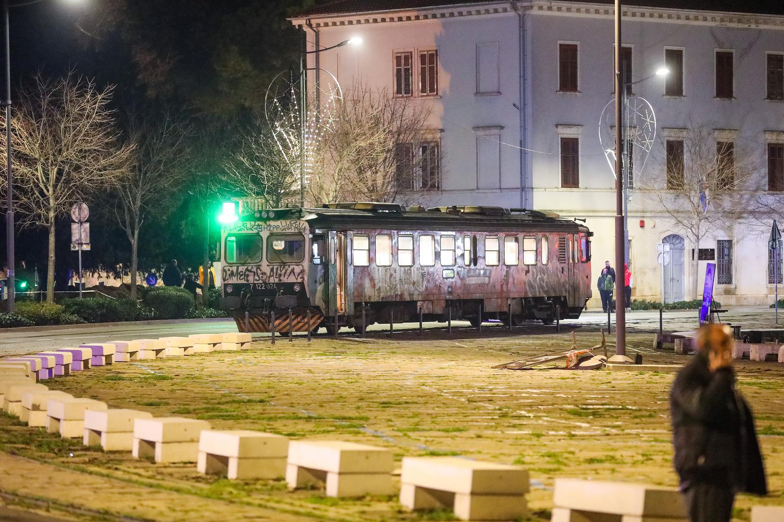Pula: Vlak na rivi naletio na kombi pa ga gurao više stotina metara Pula: Vlak na rivi naletio na kombi pa ga gurao više stotina metara