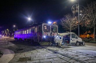 Pula: Vlak na rivi naletio na kombi pa ga gurao više stotina metara