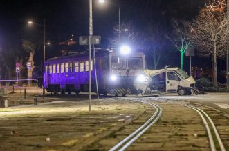 Pula: Vlak na rivi naletio na kombi pa ga gurao više stotina metara