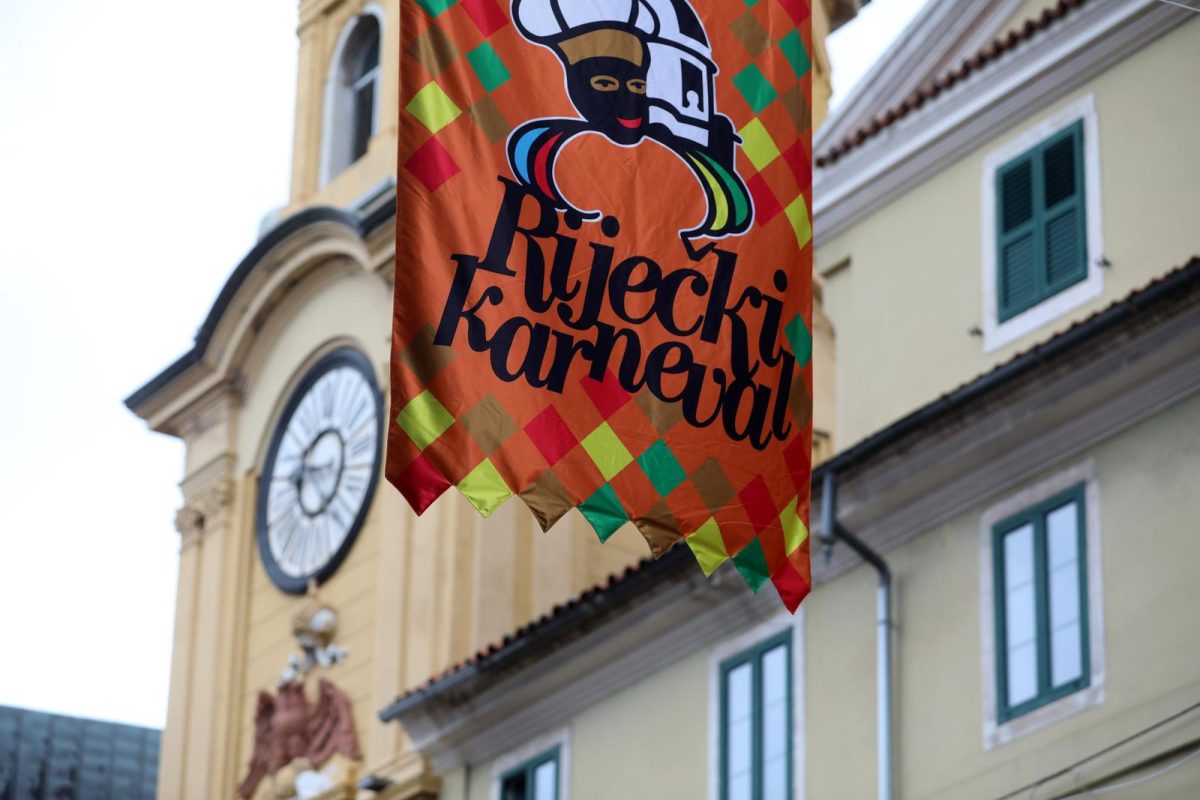 Korzo ukrašen zastavama i vrpcama uoči Riječkog karnevala