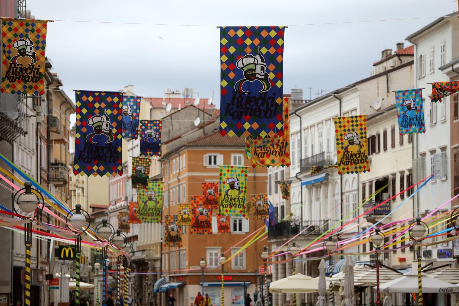 Korzo ukrašen zastavama i vrpcama uoči Riječkog karnevala Korzo ukrašen zastavama i vrpcama uoči Riječkog karnevala