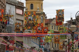 Korzo ukrašen zastavama i vrpcama uoči Riječkog karnevala