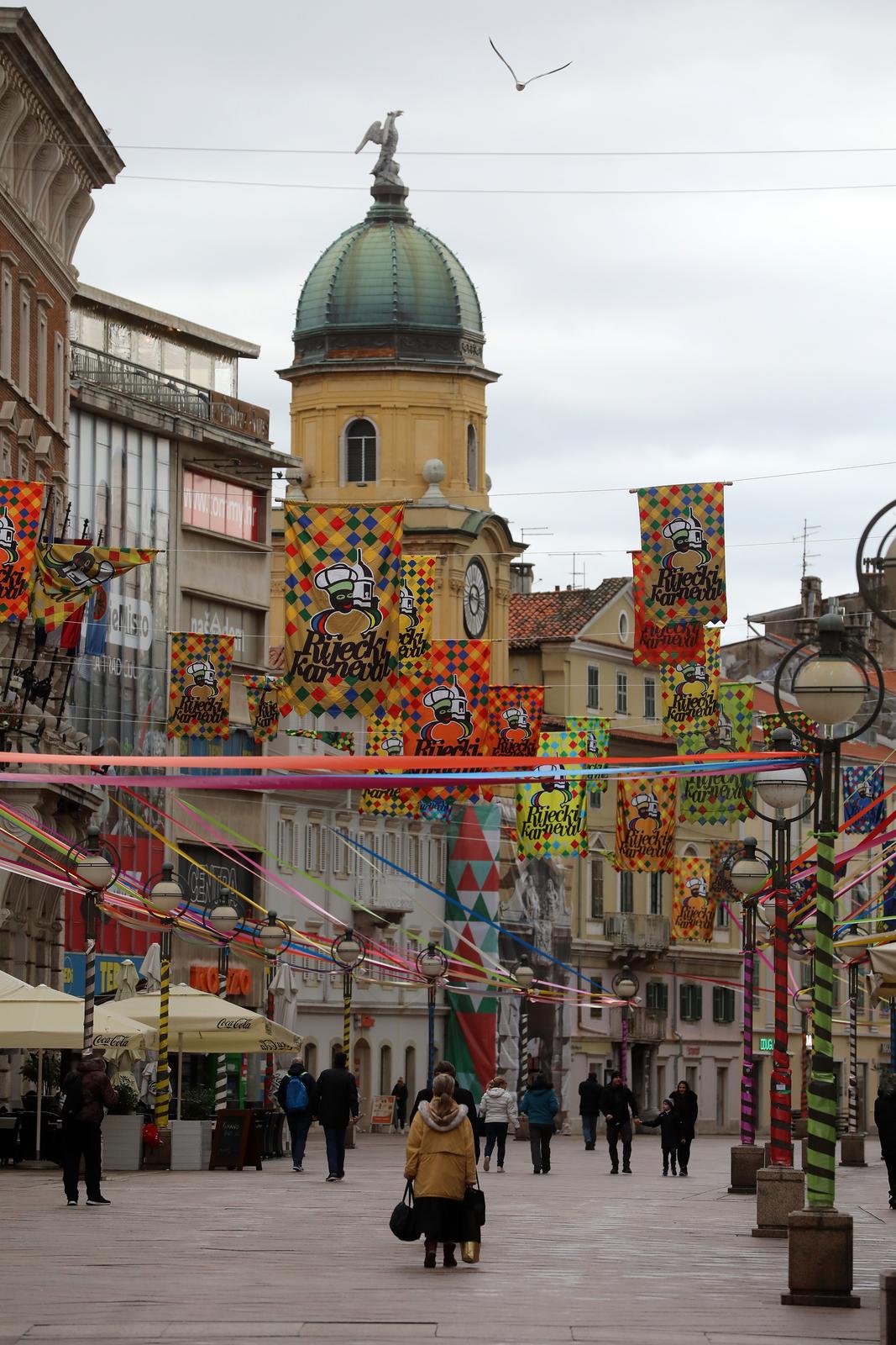 Korzo ukrašen zastavama i vrpcama uoči Riječkog karnevala Korzo ukrašen zastavama i vrpcama uoči Riječkog karnevala