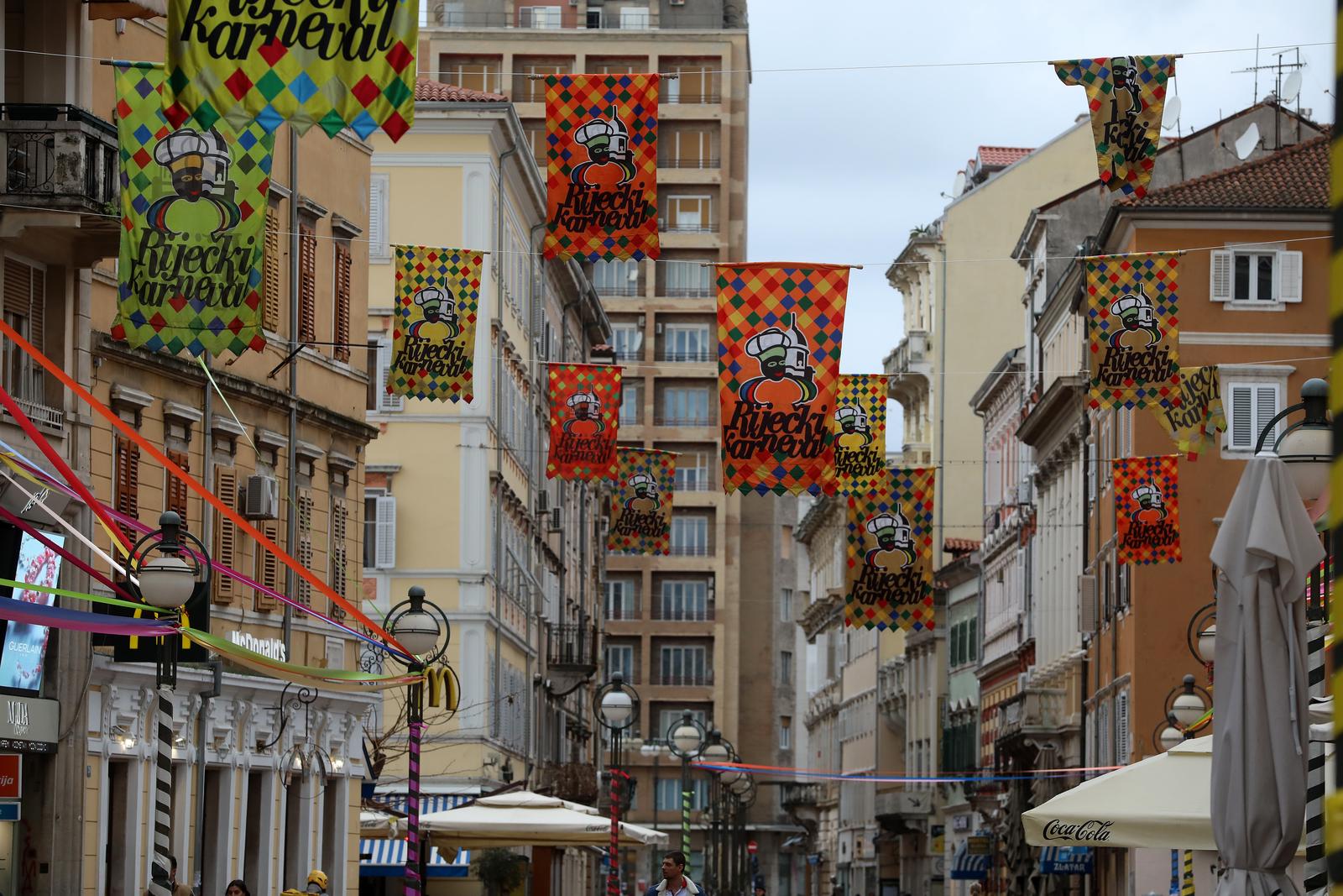Korzo ukrašen zastavama i vrpcama uoči Riječkog karnevala Korzo ukrašen zastavama i vrpcama uoči Riječkog karnevala