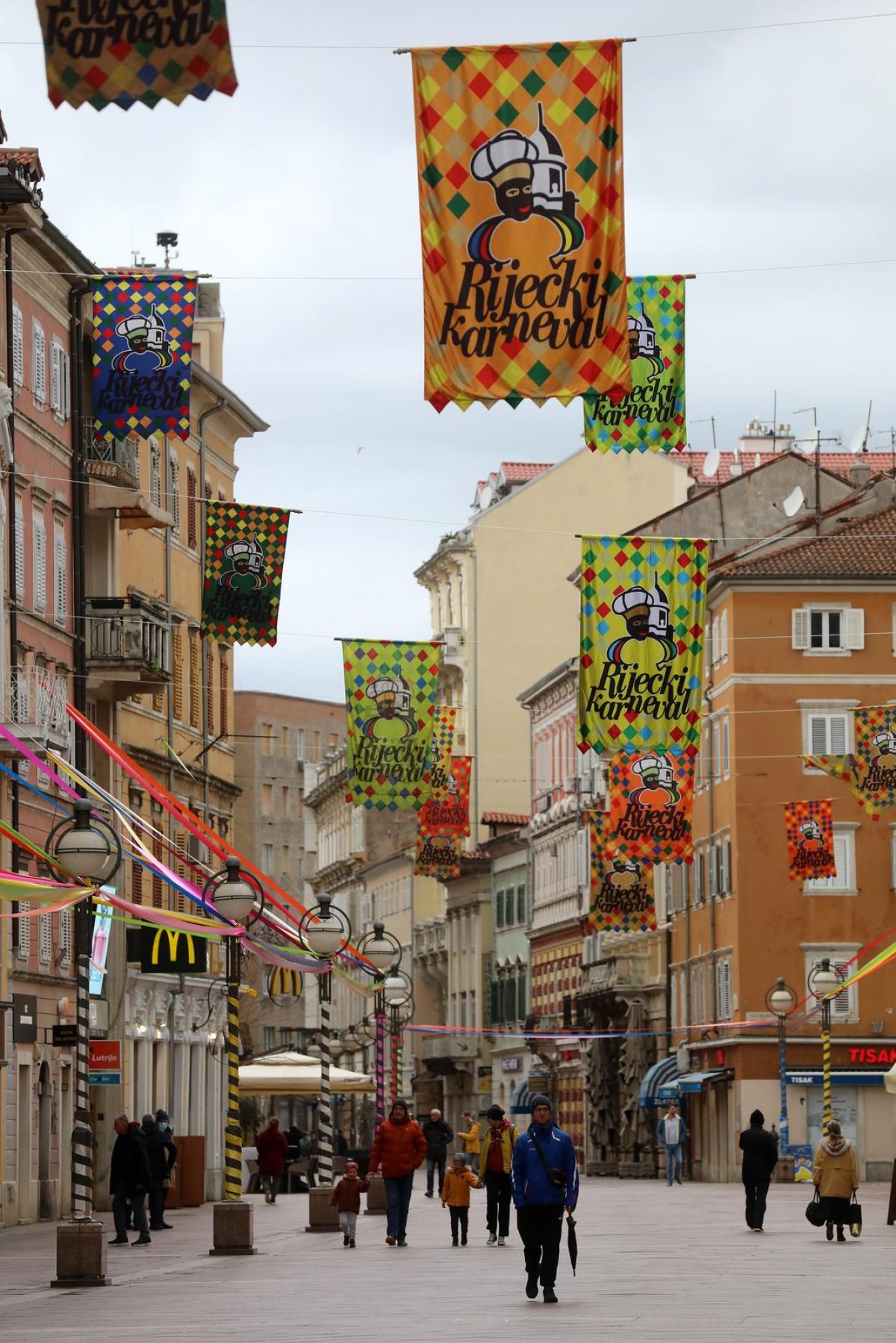 Korzo ukrašen zastavama i vrpcama uoči Riječkog karnevala